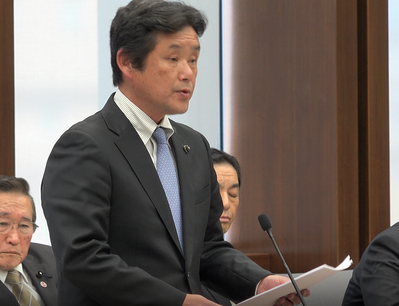 質問する高崎進県議