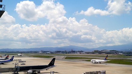 福岡空港と夏の雲