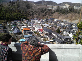 被害者の住宅から上田沢団地を見る