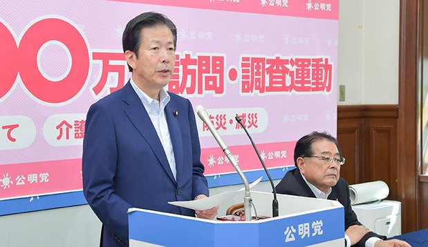 「１００万人訪問・調査」運動の結果を発表する山口代表