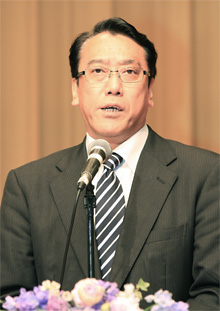 講演する長沢ひろあき党政務調査会副会長