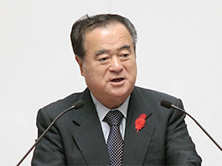 県議会で答弁する橋本知事