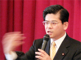 政経懇話会で国政報告する石井啓一衆議院議員
