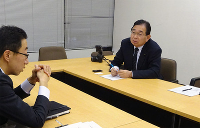 担当者と意見交換を行う井手よしひろ県議