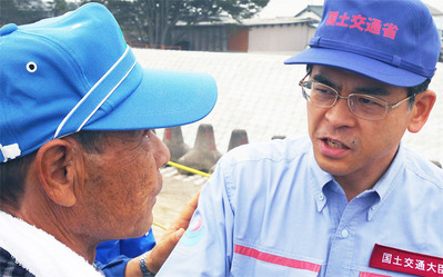 石井啓一国交相の常総市視察