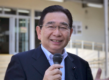 県議会報告する井手よしひろ県議