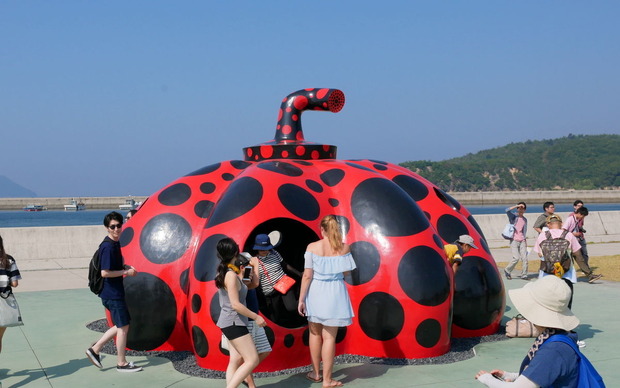草間彌生「赤かぼちゃ」２００６年 直島・宮浦港緑地