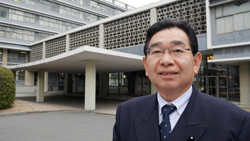 広島県庁の前で井手よしひろ県議