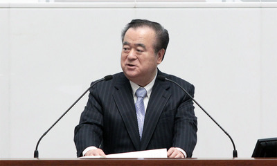 答弁する橋本昌知事