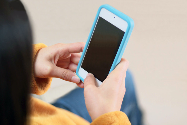 スマホを使う子ども