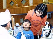 スクリーングを受ける住民