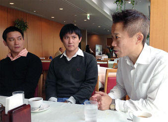 井戸英二（右）さんと２人のタイの直売店の店長