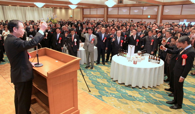 ＪＡいばらき加倉井豊邦会長の発声で乾杯