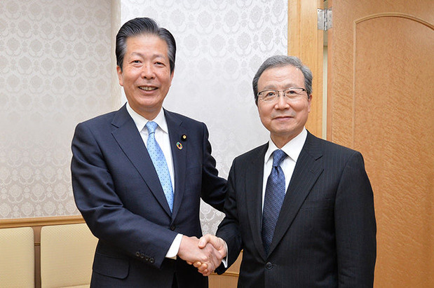 程大使（右）と握手を交わす山口代表