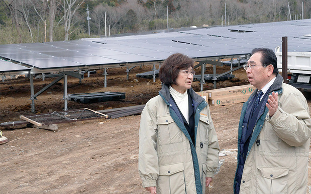 筑波山麓の太陽光発電施設を視察する井手県議と田村県議