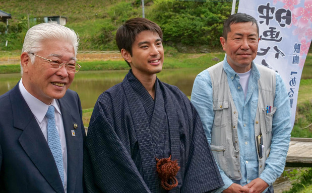 左から小川春樹日立市長、主役の井手麻渡、松村克弥監督