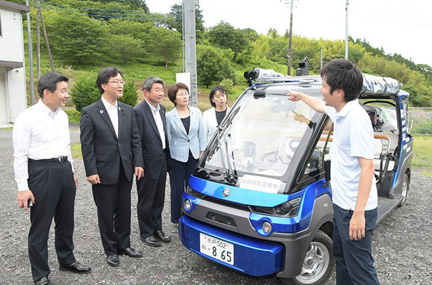 自動運転車の実証実験を現地調査