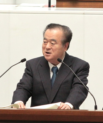 答弁する橋本県知事