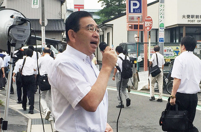 県政報告を行う井手よしひろ県議