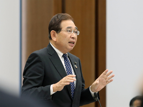 予算特別委員会で質問する井手よしひろ県議