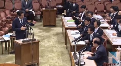 参議院特別委員会で答弁する安倍晋三首相