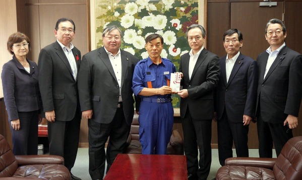 常総市へ義援金を贈呈