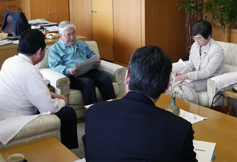 村上村長と井手よしひろ県議らとの意見交換