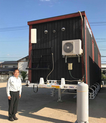 モバイル型仮設住宅を視察する井手よしひろ県議