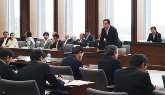 連合審査で質問する井手よしひろ県議