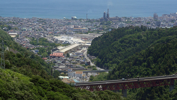 大煙突の麓から日立市を眺望する