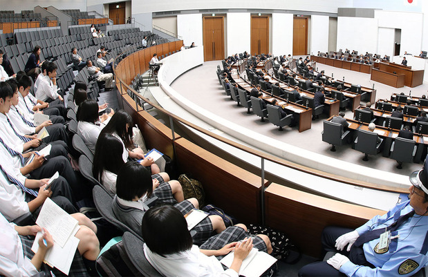 髙﨑進県議の一般質問を傍聴する高校生