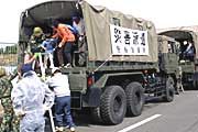 住民を自衛隊の車両で避難所へ移動