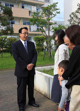 ＵＲ賃貸の公営住宅で住民と対話する公明党長沢参議院議員