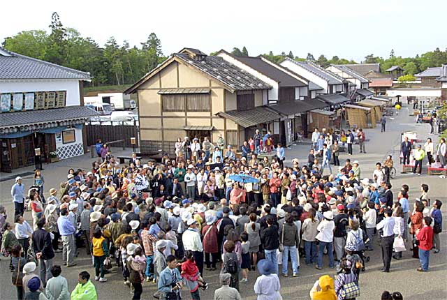 �C�V����V������̑�_�y�Ɋ������オ�郏�[�v�X�e�[�V�����]��