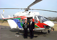 県防災ヘリの前で、井手よしひろ県議と県防災航空隊岸田俊之室長