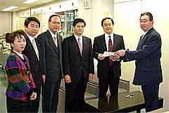 国土交通省道路局有料道路課金井道夫課長に要望書を提出