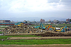 旧三条競馬場に集められた廃棄物