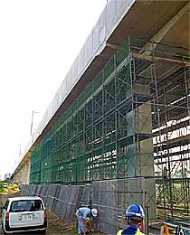 手抜き工事が表面化した第３萱丸高架橋：クリックすると大きな写真をご覧いただけます