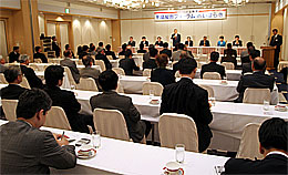040926forum2.jpg