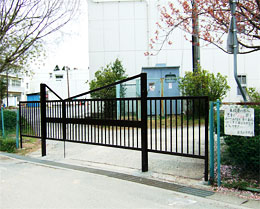 金沢小学校通用門の門扉