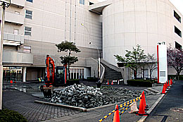 旧伊勢甚ビル東側での通路改修工事