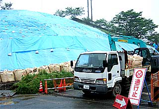 県道十王里見線地滑りで交通止め
