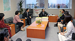 川俣副知事へ署名簿を提出