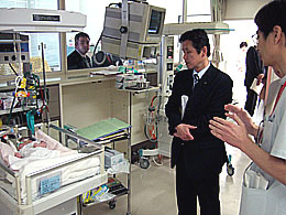 新生児ＮＩＣＵを視察する公明党県議団