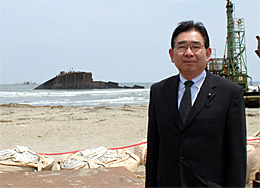 座礁した船舶を視察する井手よしひろ県議